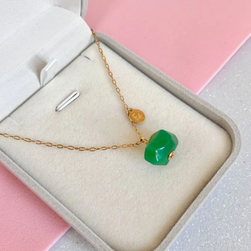 COLAR PEDRA VERDE NATURAL COM PLACA FÉ 60CM