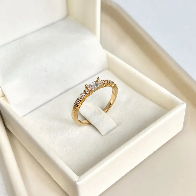 ANEL CRAVEJADO E PEDRA BAGUETE CRISTAL