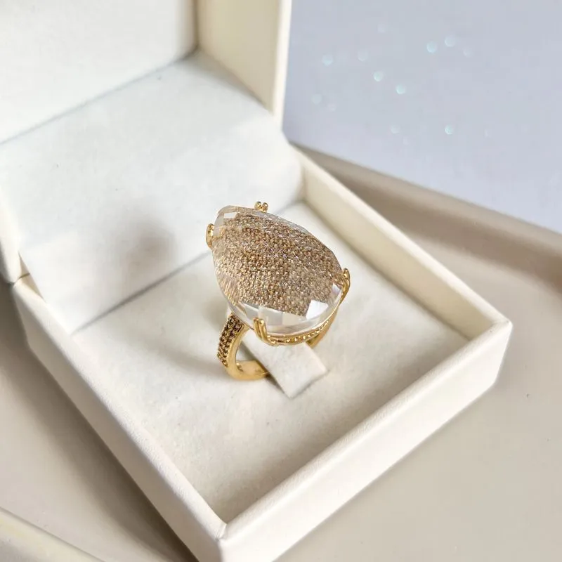 ANEL PEDRA GRANDE E ZIRCONIAS EM BAIXO