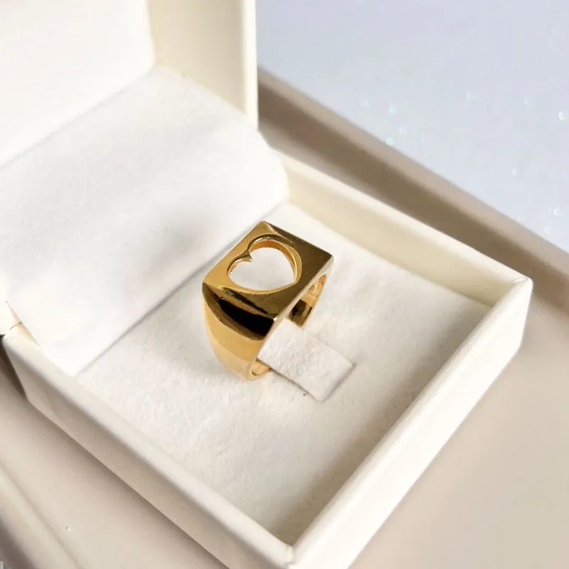 ANEL QUADRADO COM CORAÇÃO VAZADO