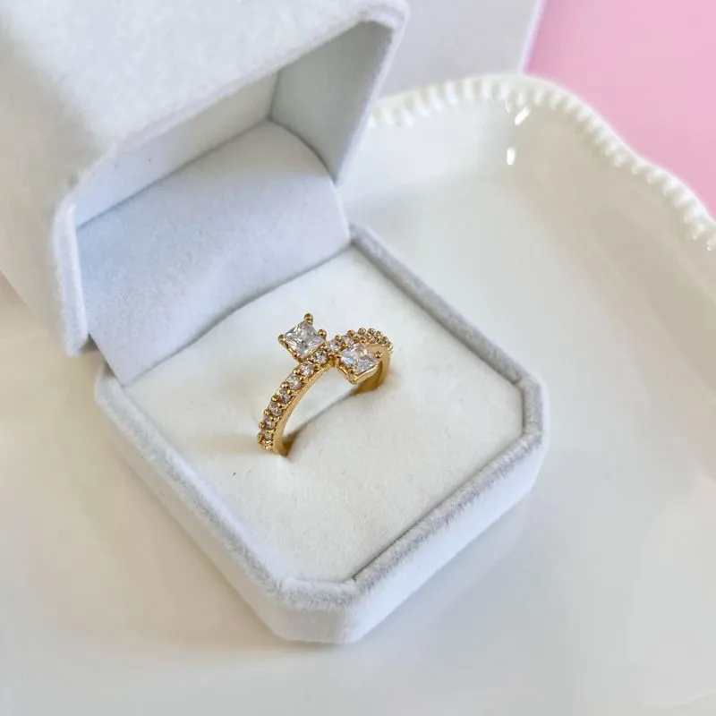 ANEL ZIRCONIAS E DUAS PEDRAS QUADRADAS