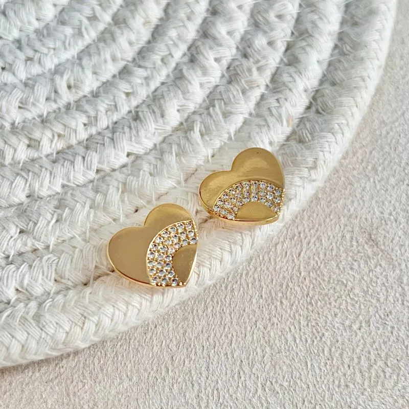 BRINCO CORAÇÃO COM DETALHE EM MICRO ZIRCONIAS