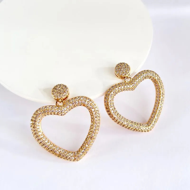 BRINCO CORAÇÃO VAZADO CRAVEJADO