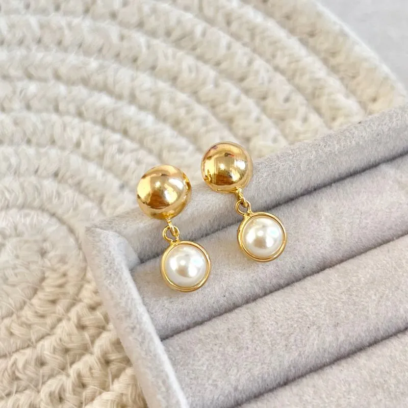 BRINCO PÉROLA ACHATADA PENDURADA