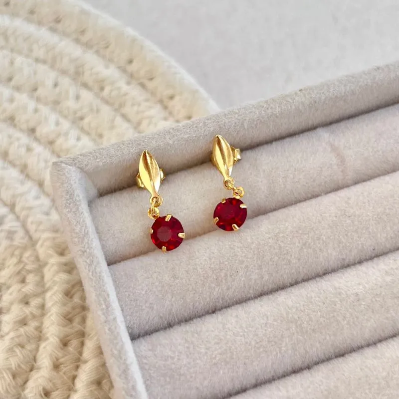 BRINCO PONTO DE LUZ STRASS VERMELHO PENDURADO