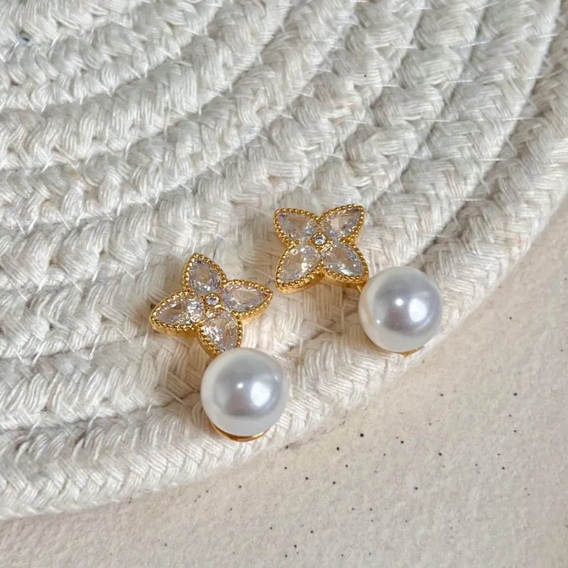 BRINCO TREVO LOUIS VUITTON COM PÉROLA