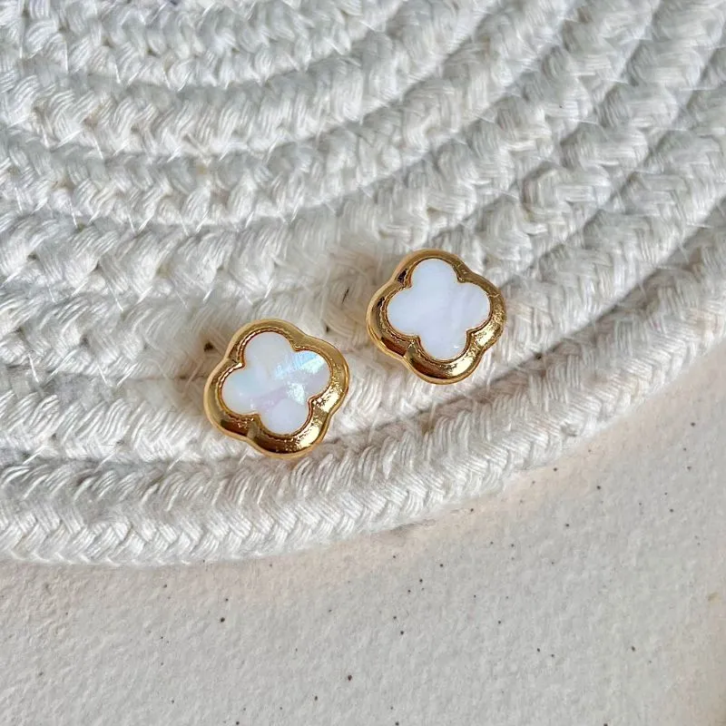 BRINCO TREVO MADRE PÉROLA BRANCA 14MM