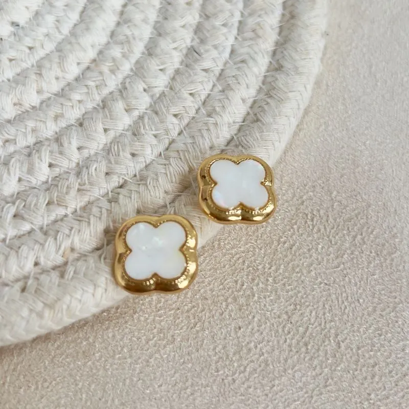 BRINCO TREVO MADRE PÉROLA BRANCA 16MM