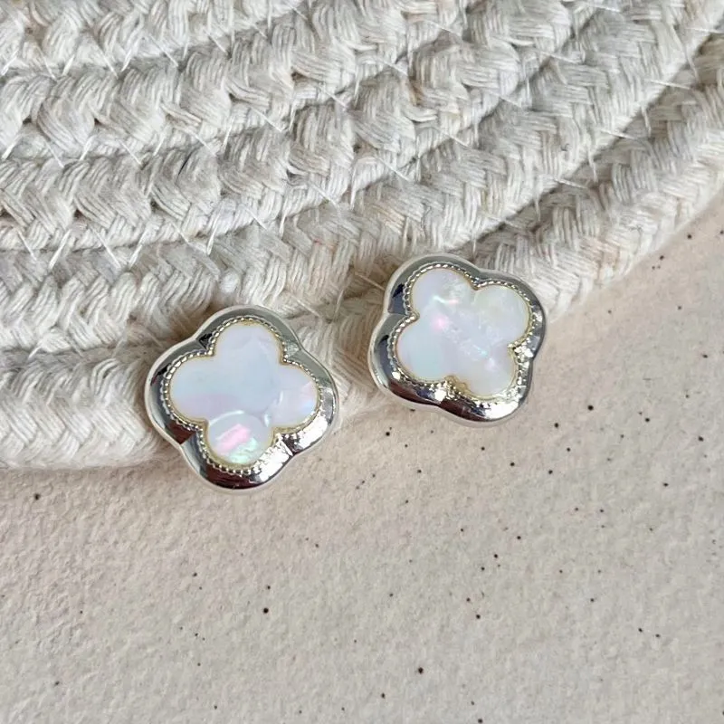 BRINCO TREVO MADRE PÉROLA BRANCA 16MM