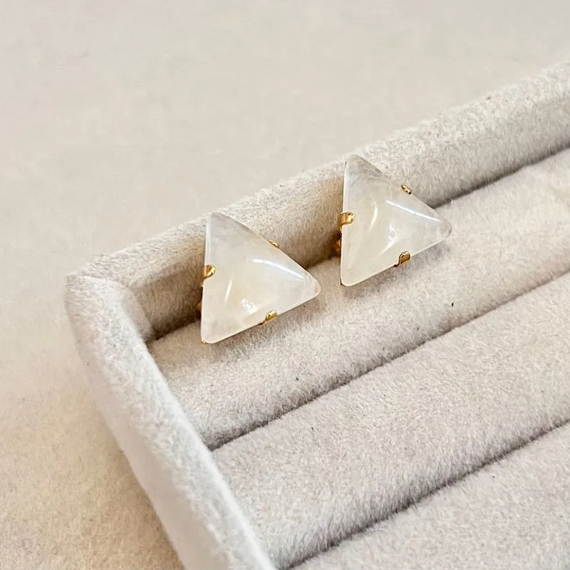 BRINCO TRIÂNGULO EM PEDRA NATURAL - QUARTZO BRANCO