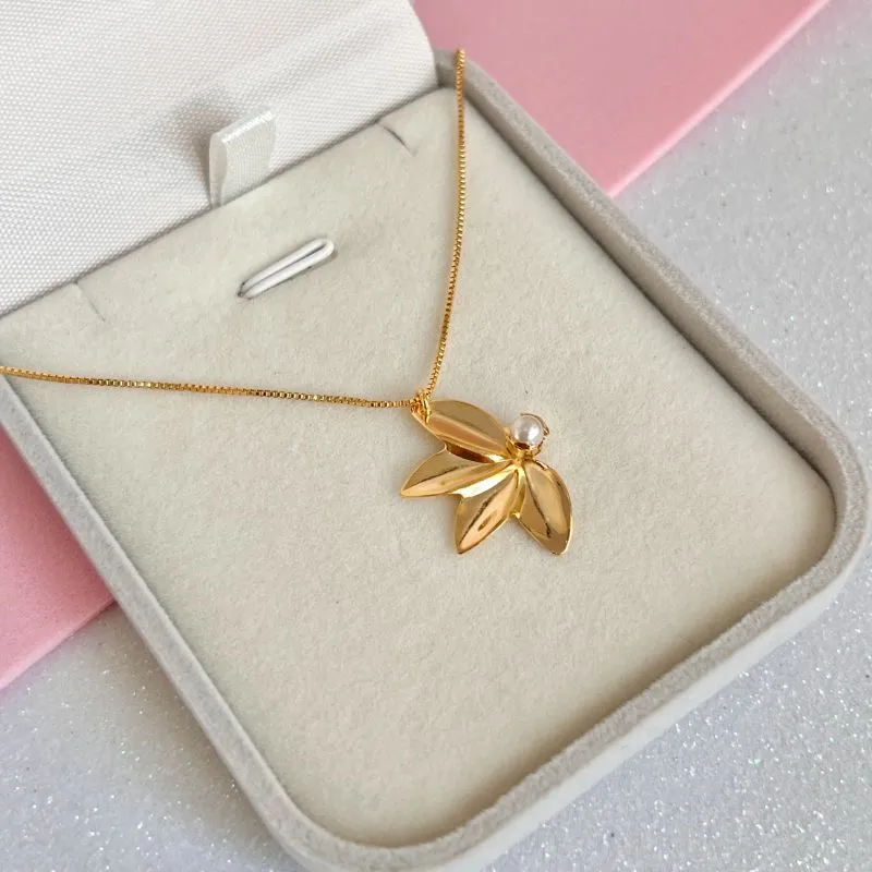 COLAR PÉTALAS COM 1 PÉROLA