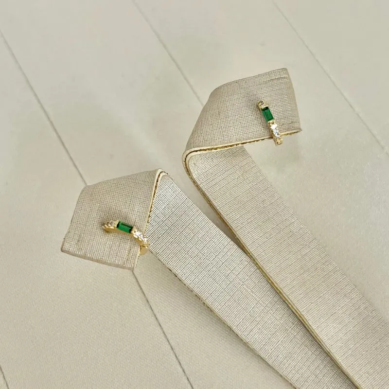 BRINCO ARGOLA ARTICULADA COM BAGUETE VERDE