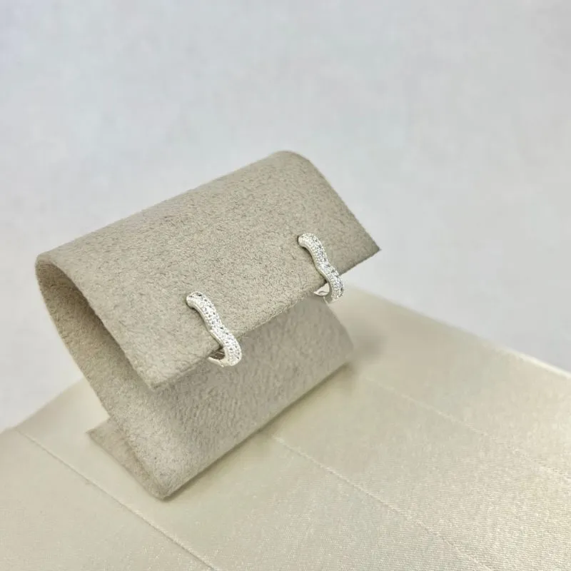 BRINCO ARGOLA ARTICULADA CORAÇÃO COM BORDA ARREDONDADAS E ZIRCONIAS