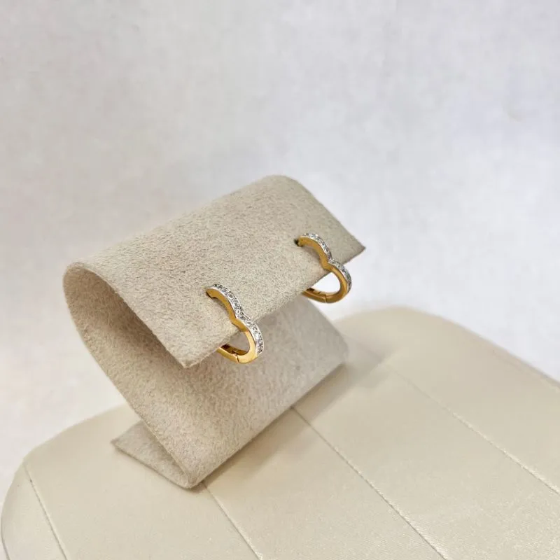 BRINCO ARGOLA ARTICULADA FINA DE CORAÇÃO CRAVEJADA 2CM