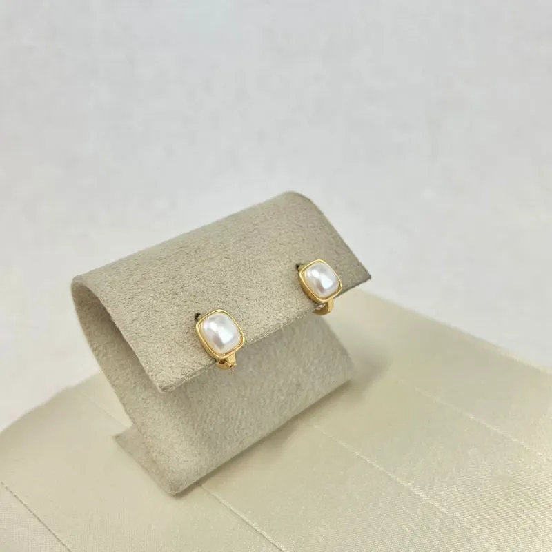 BRINCO ARGOLA ARTICULADA MEIA PÉROLA RETÂNGULAR