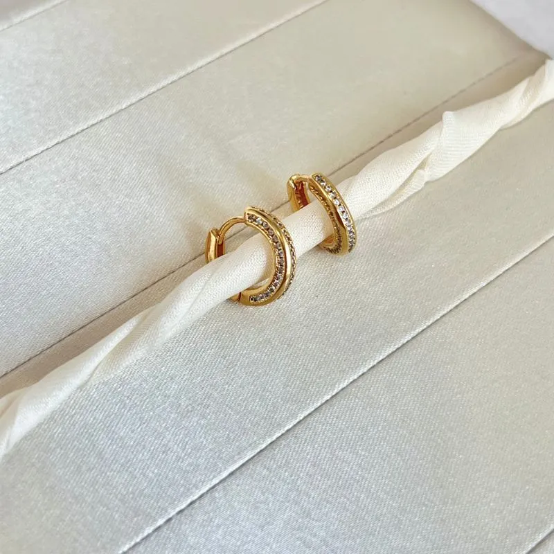 BRINCO ARGOLA ARTICULADA ZIRCONIAS NA FRENTE E LATERAL