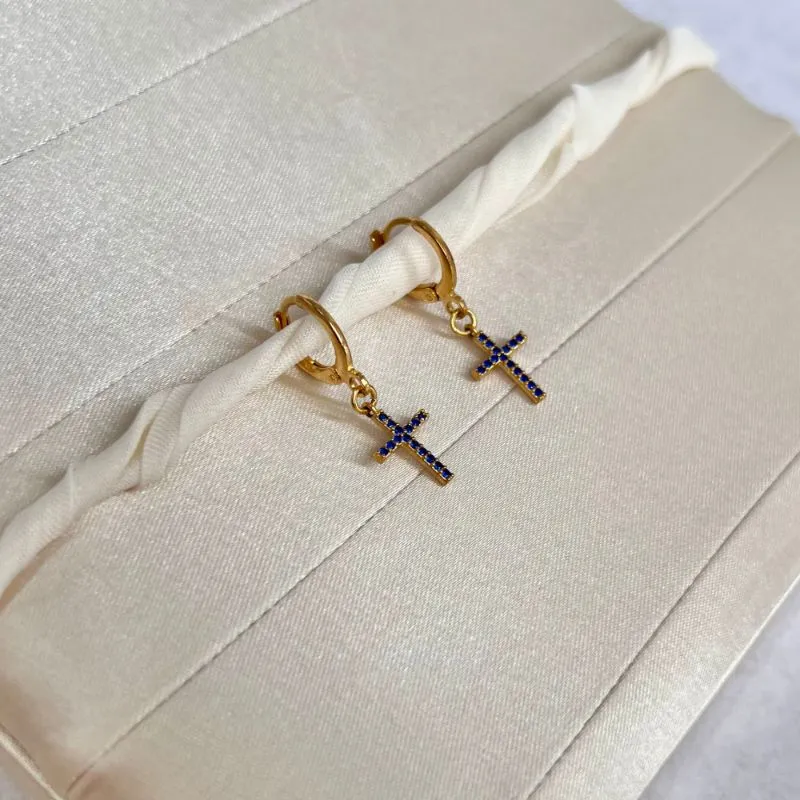 BRINCO ARGOLA CLICK CRUZ ZIRCONIA SAFIRA