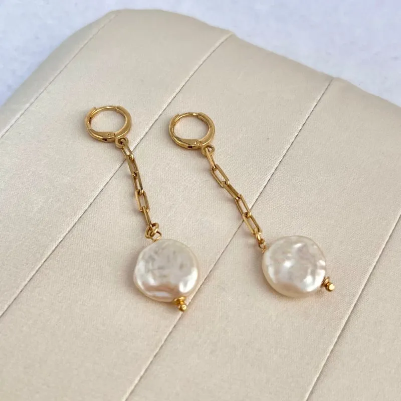 BRINCO ARGOLA CLICK IMITAÇÃO DE PÉROLA E CARTIER