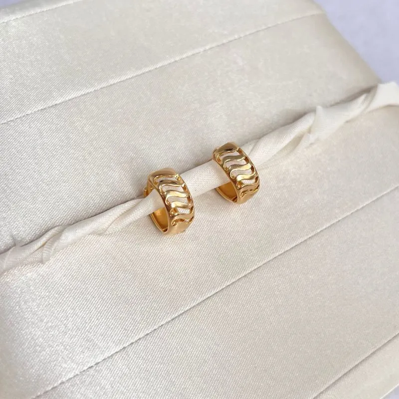 BRINCO ARGOLA CLICK ONDAS VAZADAS