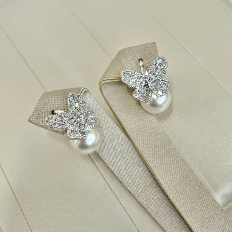 BRINCO ARGOLA COM BORBOLETA E PÉROLA