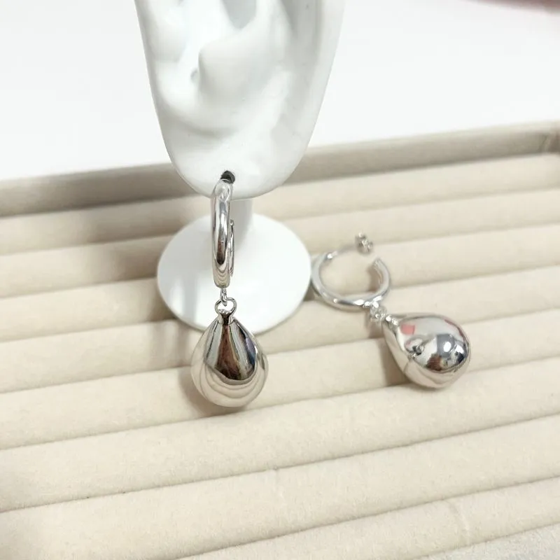 BRINCO ARGOLA COM PINGENTE GOTA