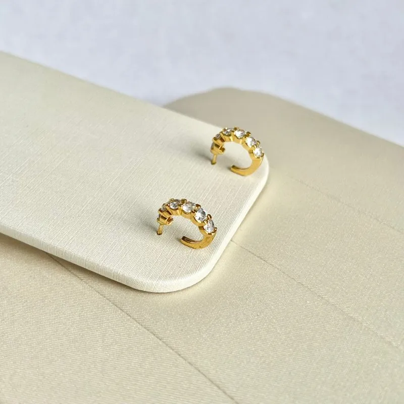 BRINCO ARGOLA DE PINO COM 6 PEDRAS DE ZIRCONIA