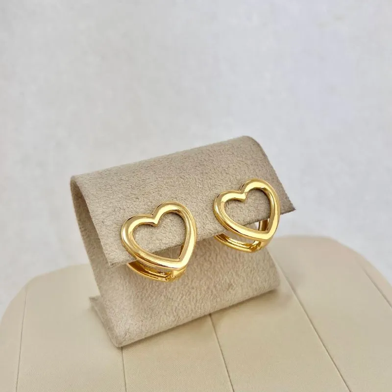 BRINCO ARGOLA FORMATO CORAÇÃO LISO VAZADO