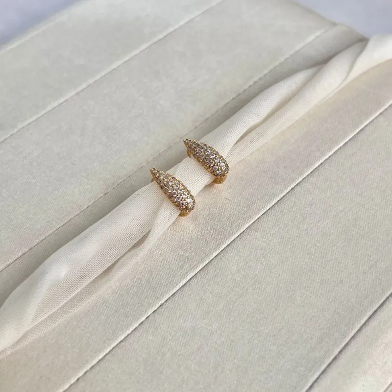 BRINCO ARGOLA GOTA LONGA CRAVEJADA