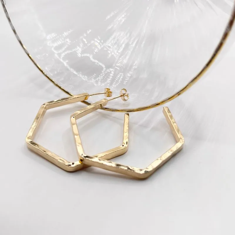 BRINCO ARGOLA HEXÁGONO COM DETALHES ORGÂNICOS