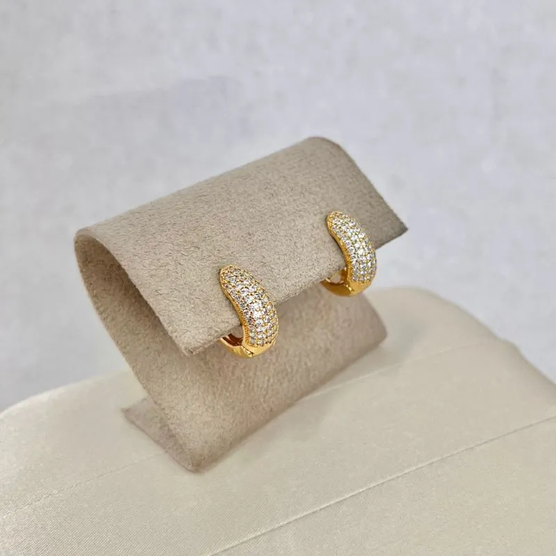 BRINCO ARGOLA MÉDIA GOTA ARTICULADA MICRO ZIRCONIAS / DETALHES EM CORAÇÃO