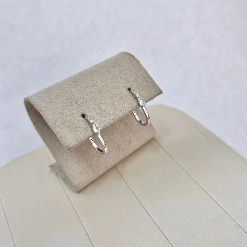 BRINCO ARGOLA OVAL COM 1 ZIRCONIA GOTA