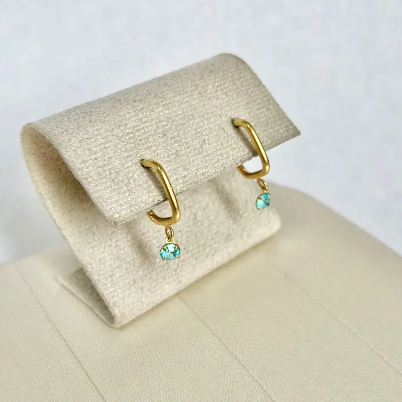 BRINCO ARGOLA QUADRADA COM UMA PEDRINHA AZUL DE STRASS