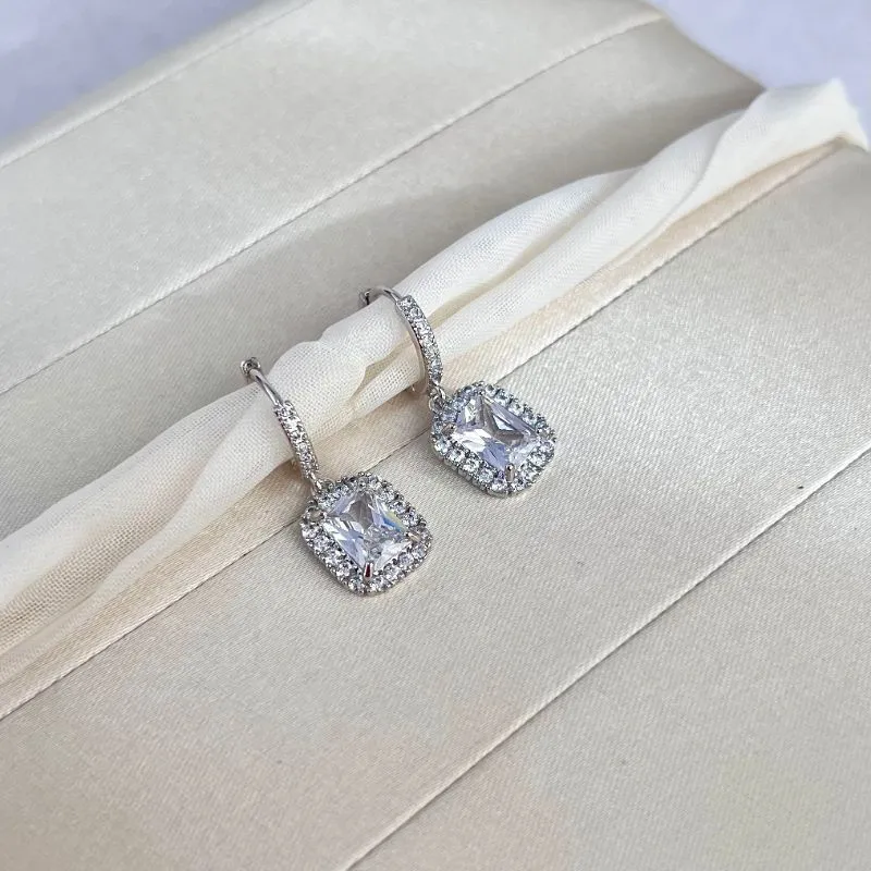 BRINCO ARGOLA ZIRCONIAS COM PINGENTE RETANGULAR PRINCESA