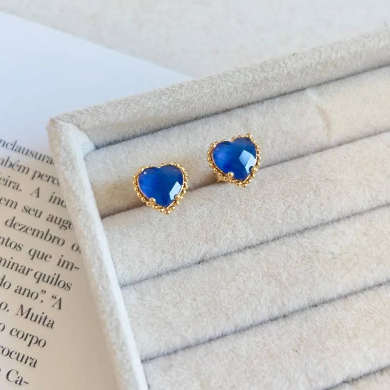 BRINCO CORAÇÃO PEDRA FACETADA COM DETALHES DE BOLINHAS EM VOLTA