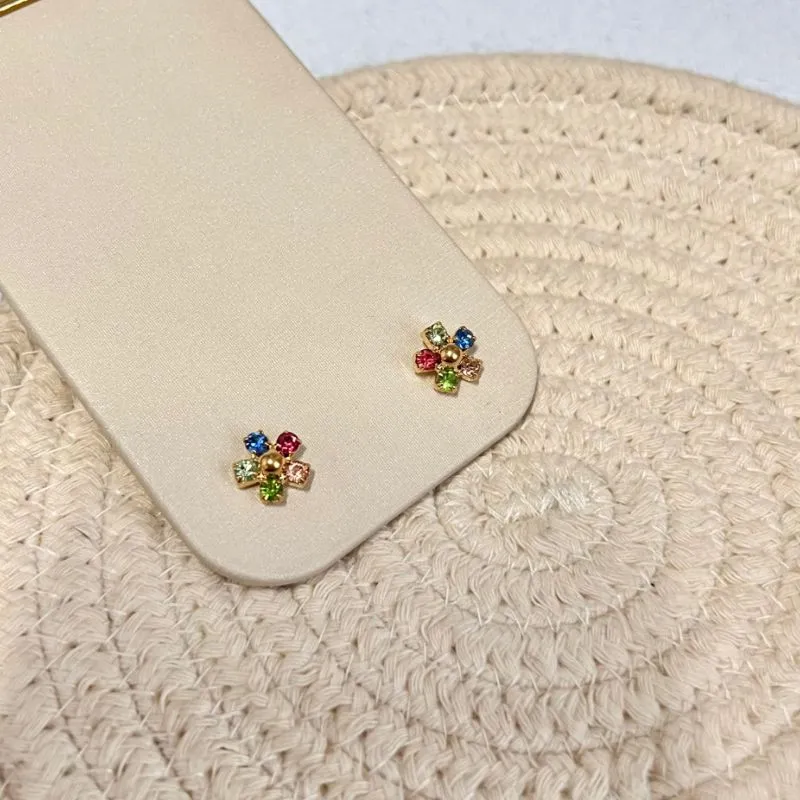 BRINCO FLOR 5 PEDRAS DE STRASS COLORIDAS