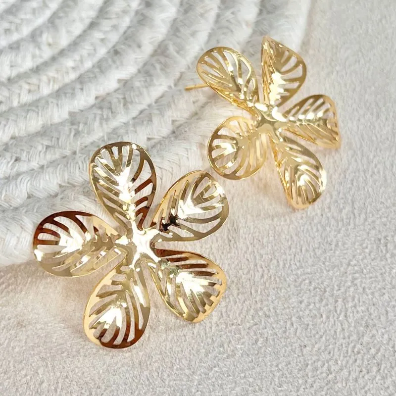 BRINCO FLOR COM DETALHES VAZADOS