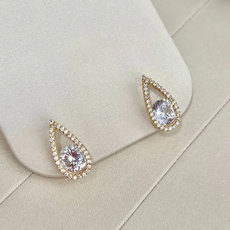 BRINCO GOTA VAZADA COM PONTO DE LUZ E MICRO ZIRCONIAS