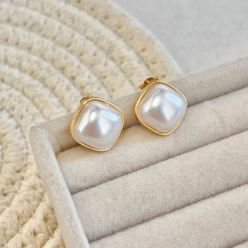 BRINCO MEIA PÉROLA QUADRADA 14MM