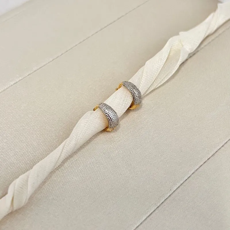 BRINCO MINI ARGOLA GOTA TRABALHA APENAS NA FRENTE