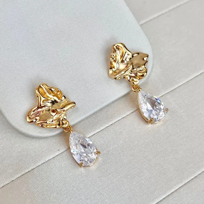 BRINCO ÔRGANICO COM GOTA DE ZIRCONIA PENDURADA