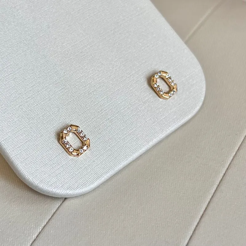 BRINCO QUADRADO PEQUENO COM MICRO ZIRCONIAS