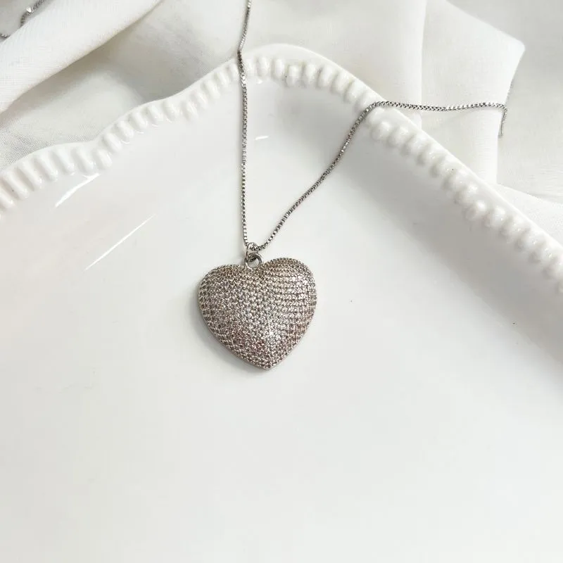 COLAR COM PINGENTE DE CORAÇÃO CRAVEJADO