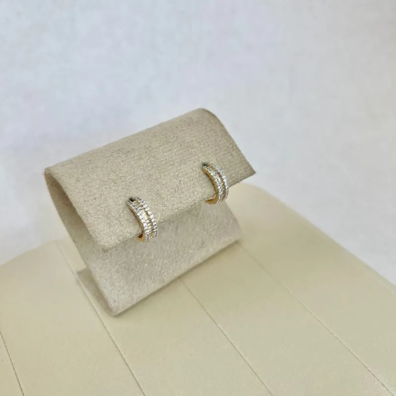 BRINCO ARGOLA ARTICULADA COM BAGUETES E MICRO ZIRCONIAS