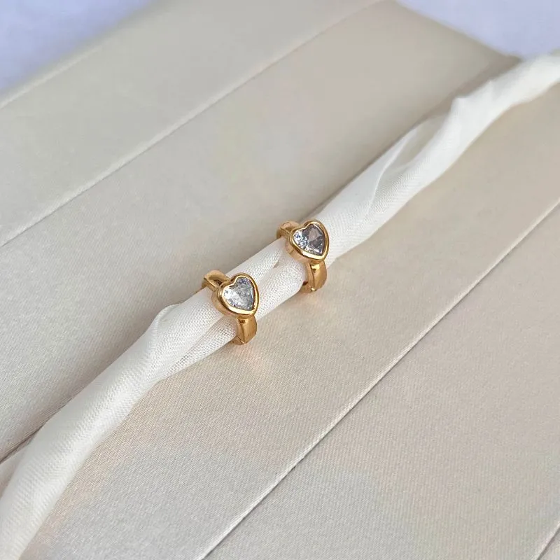 BRINCO ARGOLA ARTICULADA COM ZIRCONIA DE CORAÇÃO