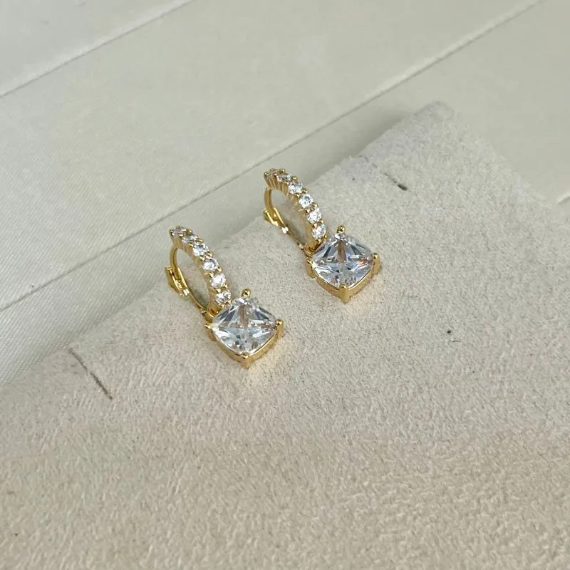 BRINCO ARGOLA ARTICULADA CRAVEJADA  COM PINGENTE QUADRADO