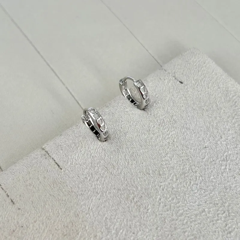 BRINCO ARGOLA ARTICULADA FINA CORAÇÕES VAZADOS