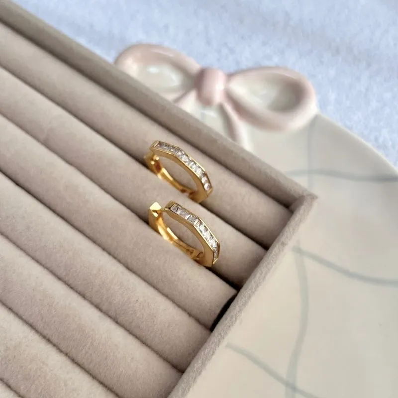 BRINCO ARGOLA ARTICULADA ZIRCONIAS QUADRADAS