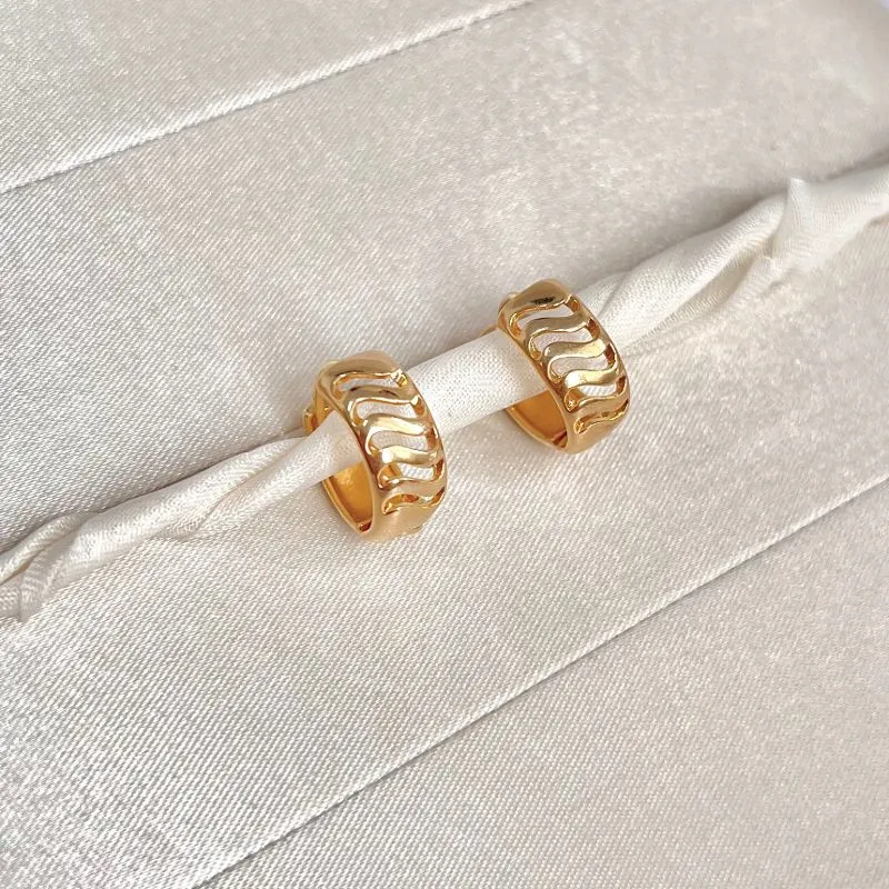 BRINCO ARGOLA CLICK ONDAS VAZADAS