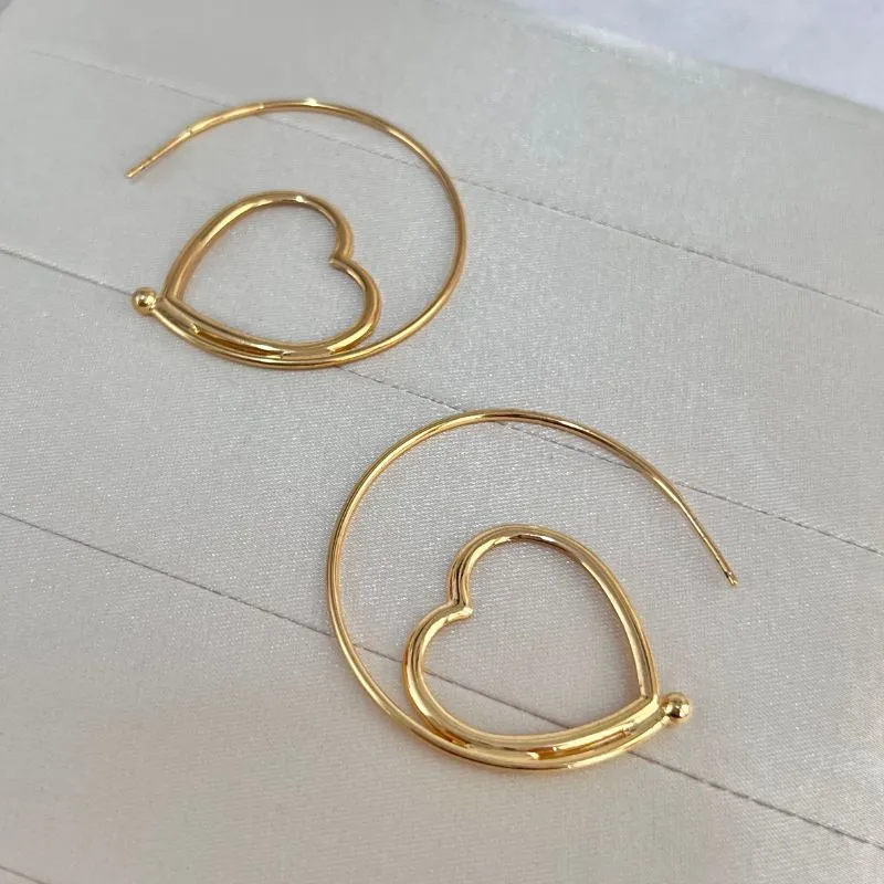 BRINCO ARGOLA COM CORAÇÃO VAZADO NA PONTA