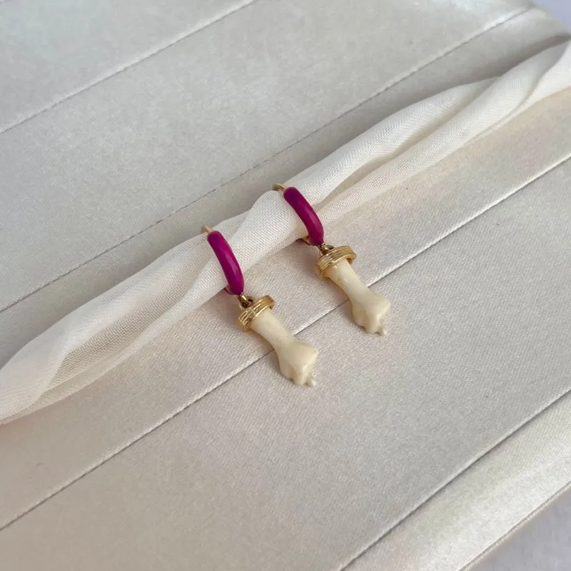 BRINCO ARGOLA DE CLICK RESINADA COM DENTE DE SABRE